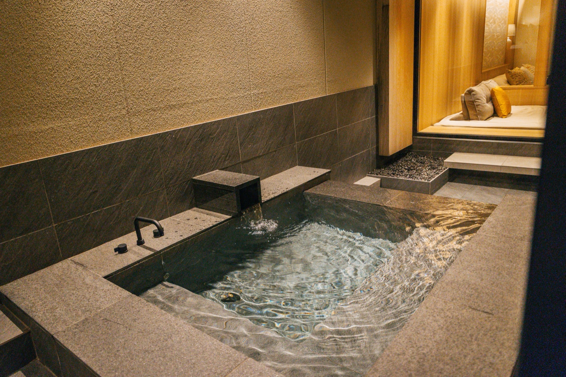 The private open-air bath at THE KAKU